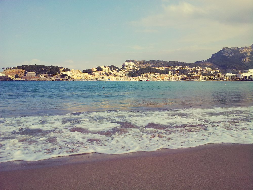 Der Strand von Port de Sóller im Winter - We Love Mallorca