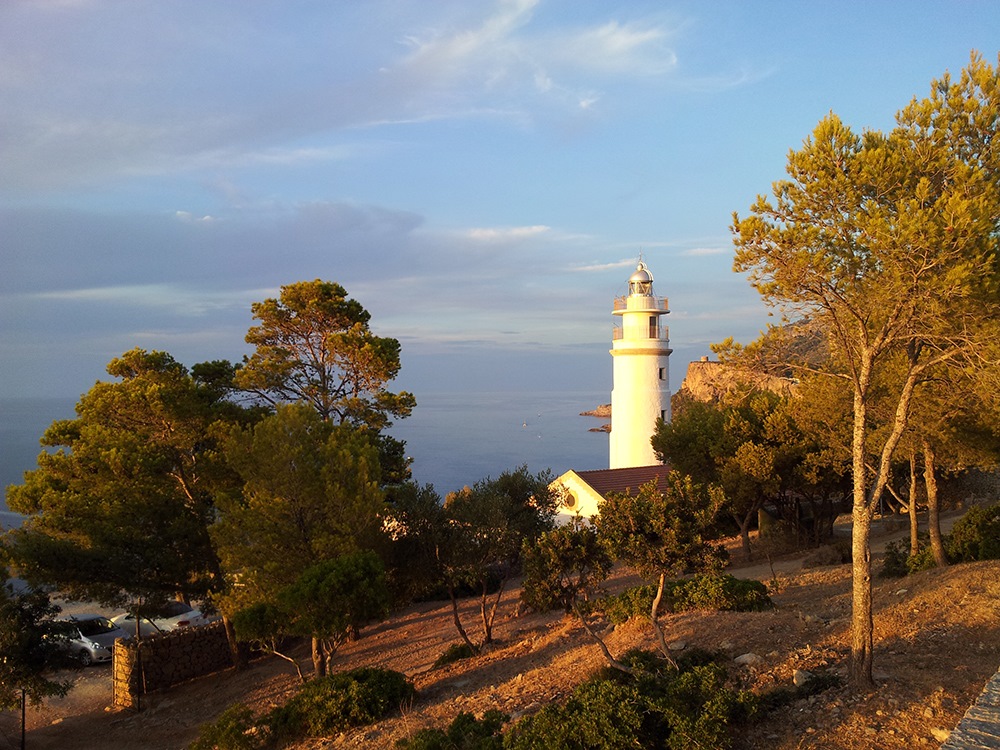Mallorca-Port-de-Soller-Leuchtturm-Sonnenuntergang