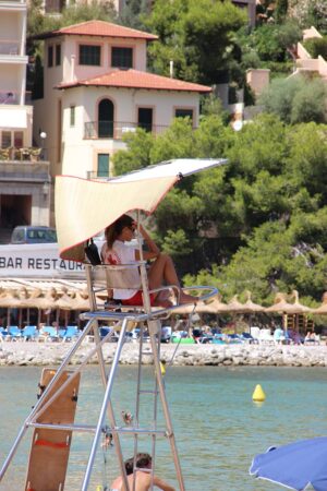 Mallorca-Port-de-Soller-Meer-Strand-Rettungsschwimmerin