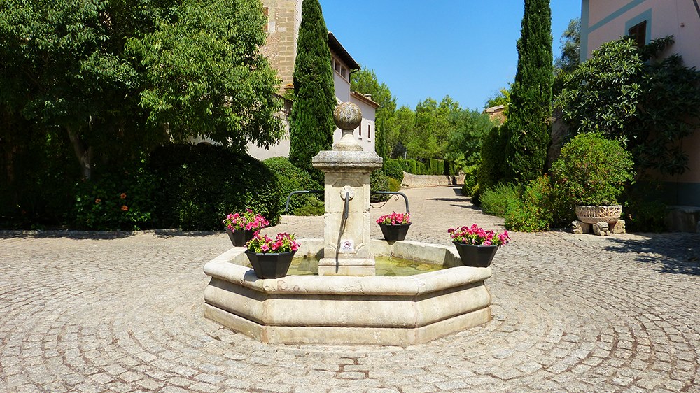Mallorca-Biniagual-Brunnen-Strasse-Dorfplatz-Stille-Blumen