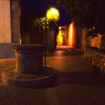Mallorca-Alcudia-Nacht-Gasse-Brunnen