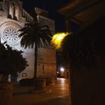 Mallorca-Alcudia-Nacht-Gasse-Kirche-Palme