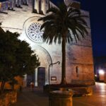 Mallorca-Alcudia-Nacht-Gasse-Kirche-Palme-2