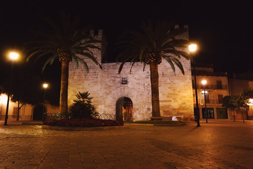 Mallorca-Alcudia-Nacht-Stadtmauer-Tor