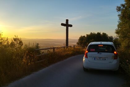 Malloca-Kloster-Bonany-Petra-Sonnenaufgang-Berge-Strasse-Auto-Kreuz