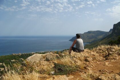 Mallorca-Betlem-Wanderung-Ausblick-Meer-Mann