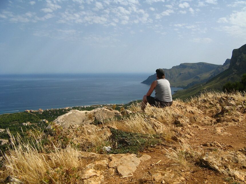 Mallorca-Betlem-Wanderung-Ausblick-Meer-Mann