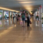 Mallorca-Flughafen-Frau-Gate-Menschen-Geschaefte-Paar