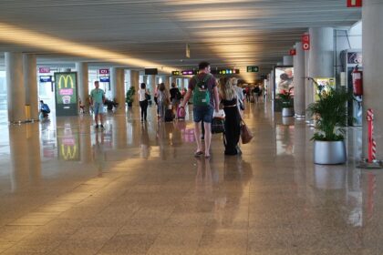 Mallorca-Flughafen-Frau-Gate-Menschen-Geschaefte-Paar