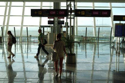 Mallorca-Flughafen-Frau-Gate-Warten