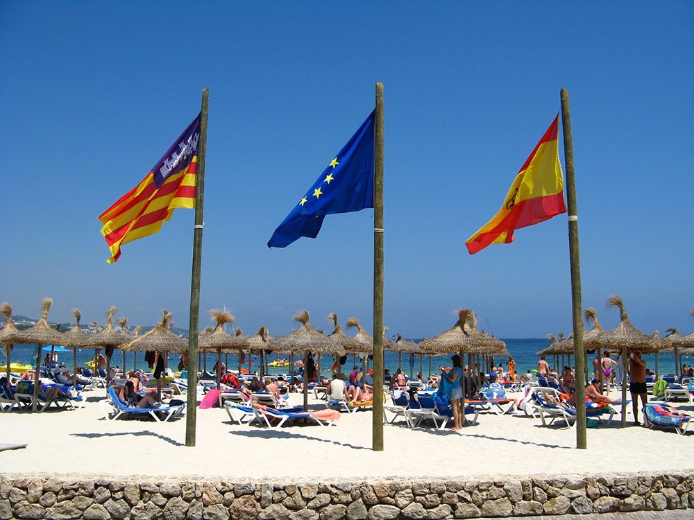 Mallorca-Strand-Magaluf-Flaggen