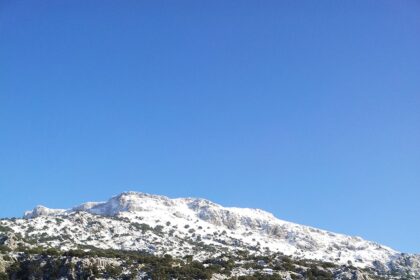 mallorca-winter-schnee-berge-stausee-gorg-blau