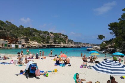 Mallorca-Cala-Llombards-Strand-Menschen-Meer