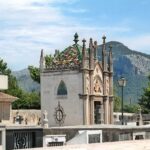 Mallorca-Alaro-Friedhof-Gruft-Buntes-Dach-3