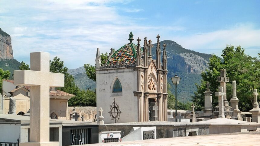 Mallorca-Alaro-Friedhof-Gruft-Buntes-Dach-3