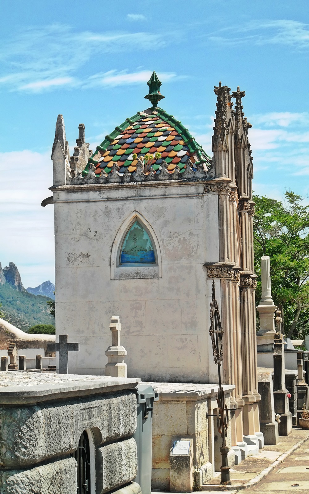 Mallorca-Alaro-Friedhof-Gruft-Buntes-Dach-5