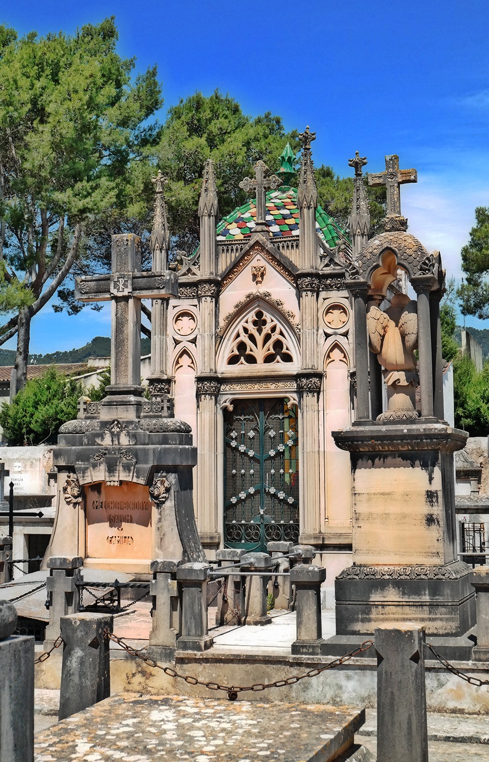 Mallorca Alaro Friedhof Gruft Buntes Dach