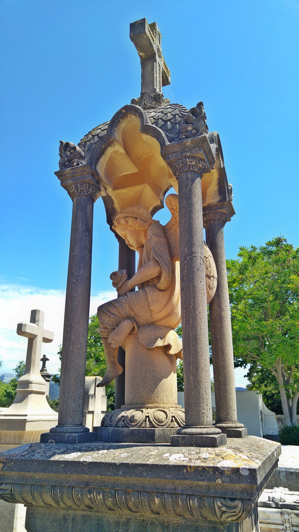 Mallorca-Alaro-Friedhof-Statue-Engel
