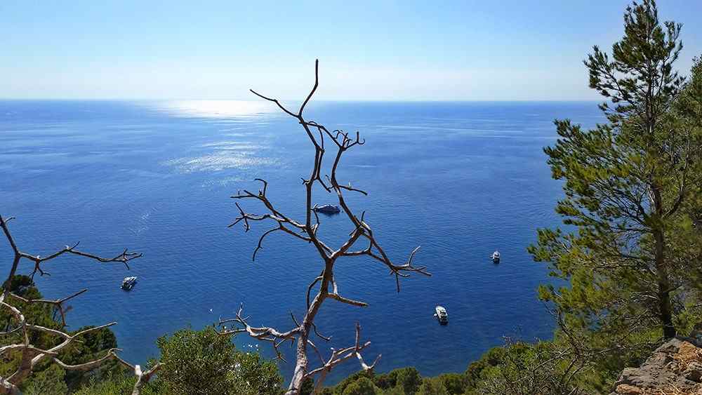 Mallorca-Sa-Foradada-Wanderung--Ausblick-Meer-Schiffe-Boote-2