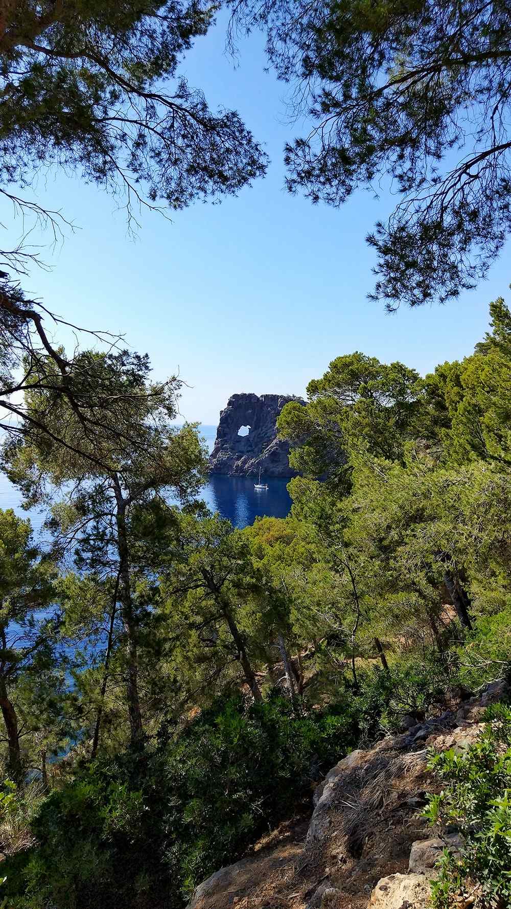 Mallorca-Sa-Foradada-Wanderung--Ausblick-Meer-Schiffe-Boote-Felsen