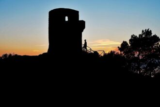 Mallorca Torre del Verger Aussichtspunkt Sonnenuntergang Meer Silhouette Besucher