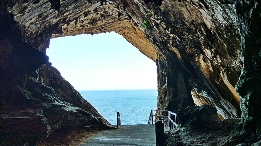 Mallorca Arta Drachenhoehlen Meer Ausblick Treppe Eingang